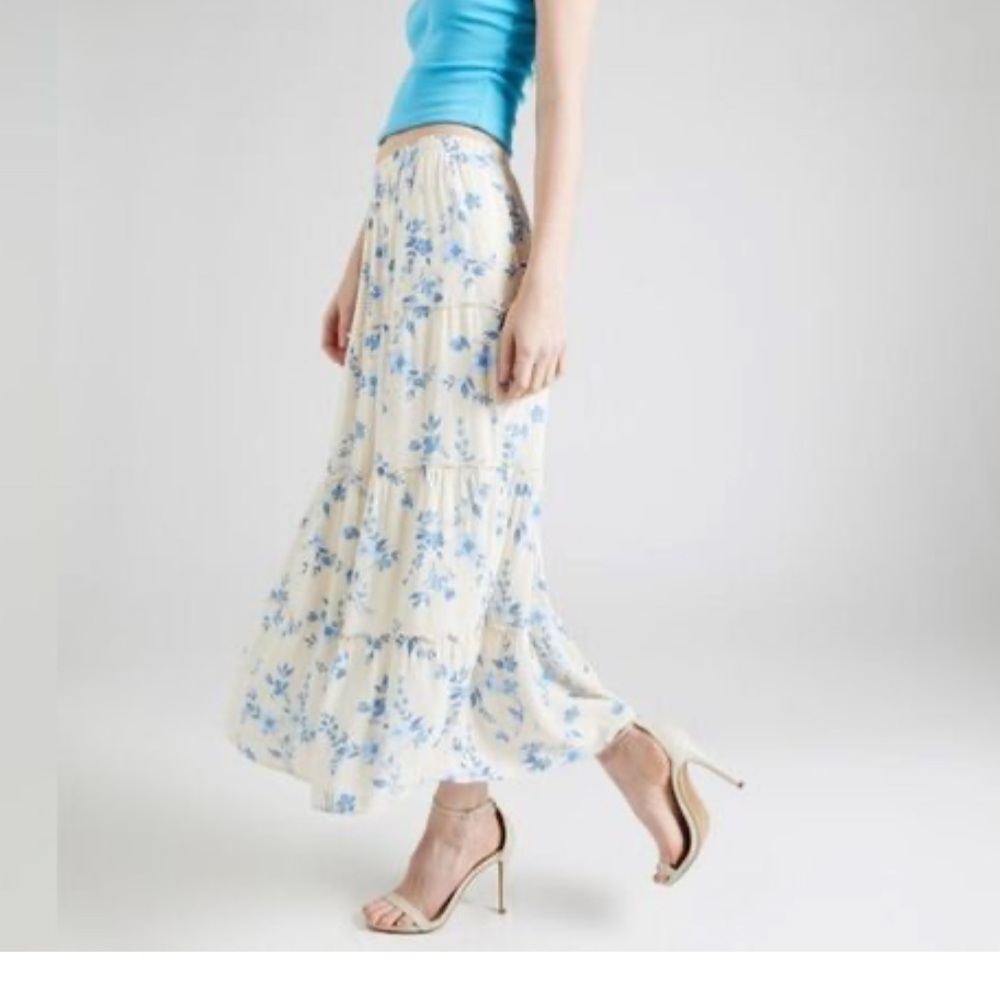 NWOT Hollister Cream w/Blue Floral Print Tiered Ruffle Maxi Skirt Large